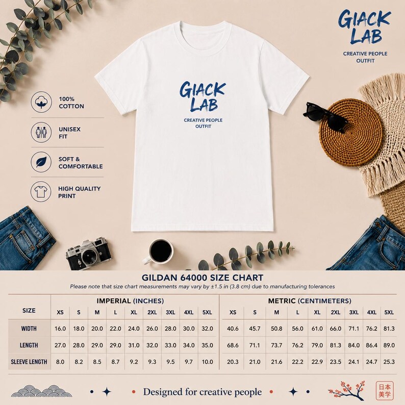 Op de afbeelding: Wit unisex T-shirt met de tekst "GIACK LAB CREATIVE PEOPLE OUTFIT" in blauw. Het shirt is gemaakt van 100% katoen en heeft een unisex pasvorm. Maattabel met afmetingen in centimeters en inches.