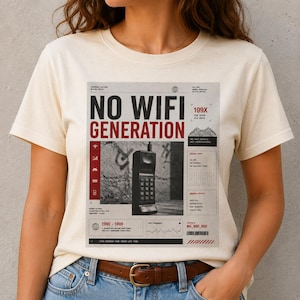 Può includere: T-shirt color crema con un design grafico. Il design presenta il testo "NO WIFI GENERATION" in rosso e nero, un'illustrazione di telefono vintage e altri elementi testuali, creando un'estetica retrò.