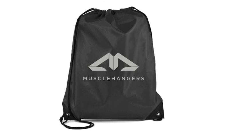 Pu&ograve; includere: Una borsa a sacco nera con un logo bianco che dice "MUSCLEHANGERS" e un design geometrico grigio.