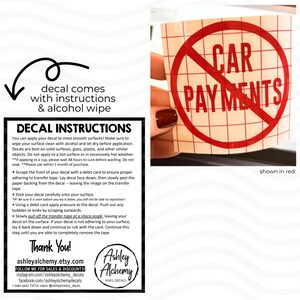Op de afbeelding: Een rood-witte vinyl sticker met de woorden "CAR PAYMENTS" in een rode cirkel met een rode streep erdoor. De afbeelding bevat instructies en een alcoholdoekje voor het aanbrengen. De sticker is van Ashley Alchemy.