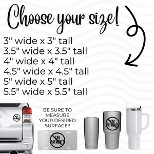 Op de afbeelding: De afbeelding toont verschillende stickerformaten, van 7,6 cm tot 14 cm breed en hoog. Voorbeelden van stickerapplicaties zijn te zien op een auto, kentekenplaat en bekers. De tekst luidt "Kies je maat!"