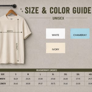 Puede incluir: Una camiseta de color crema cuelga de una percha de madera, con medidas de ancho y largo. La imagen incluye una gu&iacute;a de tallas y colores, con muestras de color blanco, chambray y marfil. Las medidas est&aacute;n en pulgadas, desde la talla S hasta la 4XL.