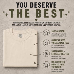 Puede incluir: Camiseta crema doblada con cuello redondo. El texto "YOU DESERVE THE BEST" est&aacute; en la parte superior. La imagen contiene informaci&oacute;n sobre algod&oacute;n 100%, te&ntilde;ido de la prenda, fabricaci&oacute;n sostenible e impresi&oacute;n directa de tinta en la tela.