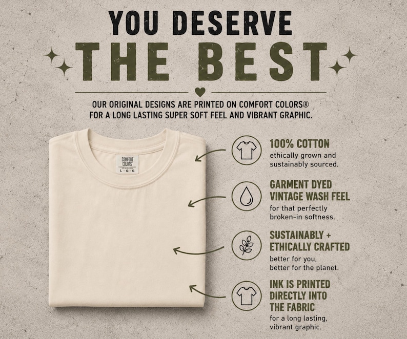 Puede incluir: Camiseta crema doblada con cuello redondo. El texto "YOU DESERVE THE BEST" est&aacute; en la parte superior. La imagen contiene informaci&oacute;n sobre algod&oacute;n 100%, te&ntilde;ido de la prenda, fabricaci&oacute;n sostenible e impresi&oacute;n directa de tinta en la tela.