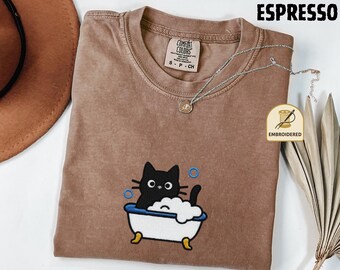 刺繍入り黒猫シャツ、バスタブ猫シャツ、猫好きの方への刺繍入りギフト、おもしろ猫シャツ、猫ママシャツ、ユニセックス猫シャツ