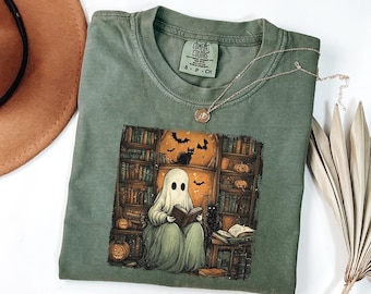Comfort Colors® レトロゴースト読書シャツ、司書ゴーストハロウィン、ハロウィン先生シャツ、ハロウィンシャツ、ブースクール