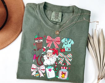 Koszula świąteczna dla pielęgniarki Comfort Colors® Santa, świąteczna koszula pielęgniarska, koszula dla pielęgniarki Life, świąteczna koszula dla pielęgniarki szkolnej, świąteczna koszula dla pielęgniarki ze stetoskopem