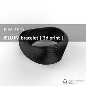 Pode incluir: Pulseira Jellum preta, impressa em 3D, com um design curvo único. A pulseira é feita de um material escuro e sólido e apresenta uma superfície texturizada. A palavra "JEWELERY" é impressa acima da pulseira.