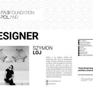Pu&ograve; includere: Immagine promozionale in bianco e nero con il testo "DESIGNER" e "SZYMON LOJ". L'immagine mostra un uomo seduto su un divano bianco, con due opere d'arte astratte sulla parete dietro di lui. Il testo include anche una citazione.