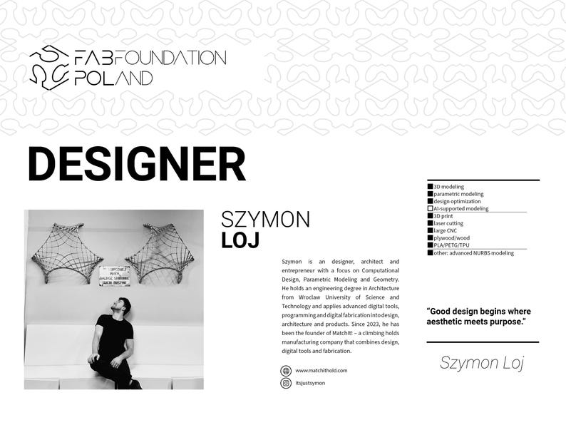 Pu&ograve; includere: Immagine promozionale in bianco e nero con il testo "DESIGNER" e "SZYMON LOJ". L'immagine mostra un uomo seduto su un divano bianco, con due opere d'arte astratte sulla parete dietro di lui. Il testo include anche una citazione.