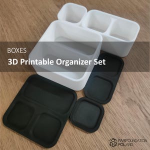 Könnte beinhalten: Ein Satz 3D-druckbarer Organizer-Boxen in Weiß und Schwarz. Das Set enthält verschieden große Behälter mit mehreren Fächern. Der Text im Bild lautet "BOXES 3D Printable Organizer Set".