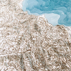 Op de afbeelding: Een abstract aquarel schilderij met een berglandschap en een lichtblauw water. De bergen zijn afgebeeld in bruin- en wittinten, met gedetailleerde penseelstreken die een textuureffect cre&euml;ren. Het water is zachtblauw.