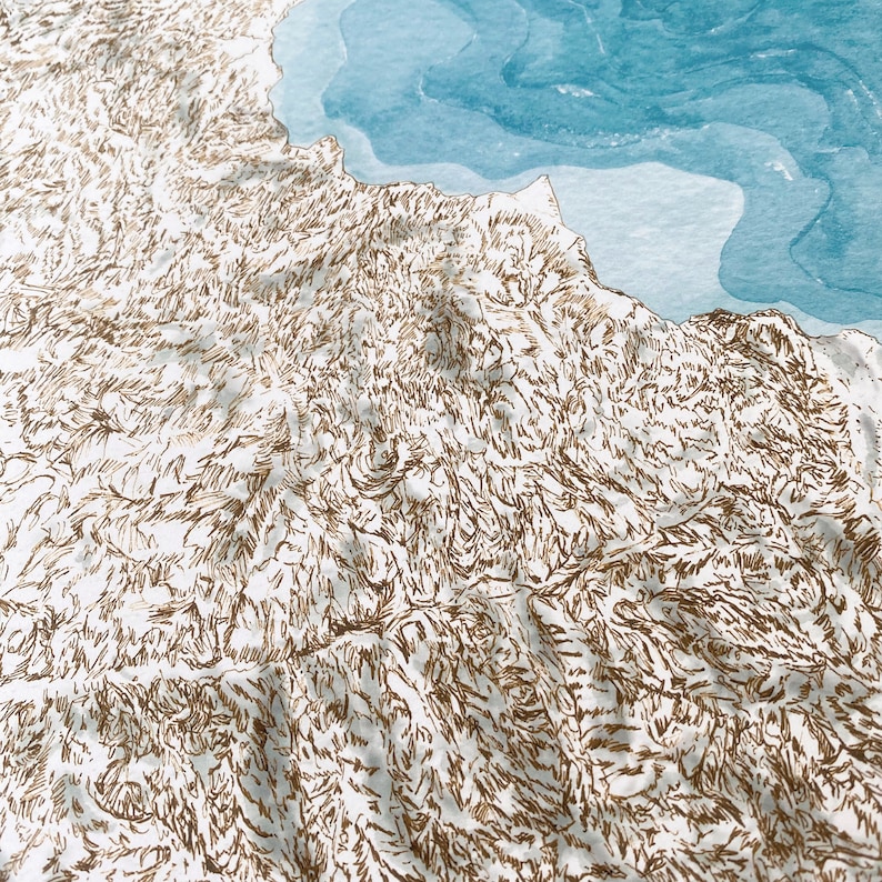 Op de afbeelding: Een abstract aquarel schilderij met een berglandschap en een lichtblauw water. De bergen zijn afgebeeld in bruin- en wittinten, met gedetailleerde penseelstreken die een textuureffect cre&euml;ren. Het water is zachtblauw.