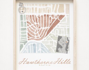 Könnte beinhalten: Eine gerahmte Aquarellkarte des Stadtteils Hawthorne Hills in Seattle, Washington. Die Karte ist in Blautönen, Grün- und Brauntönen gehalten, mit einer kleinen Einlegekarte der gesamten Stadt. Der Text "Hawthorne Hills Seattle" ist unter der Karte gedruckt.