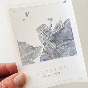 Pegatina de mapa de acuarela de CLAYTON Mapa de Nueva York Mil Islas Río San Lorenzo Portátil Botella de agua Recuerdo de boda Swag Agente inmobiliario Regalo de mudanza