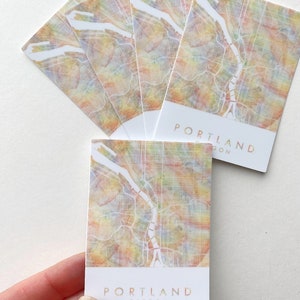 PEGATINA DE MAPA DE ACUARELA ORGULLO DE ARCOÍRIS DE PORTLAND Mapa de la ciudad de Oregon PNW Plano de bloques Laptop Botella de agua Recuerdo de boda Swag Graduación Regalo de mudanza