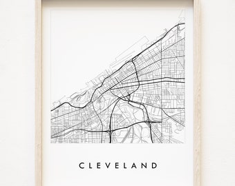 Può includere: Una stampa in bianco e nero di una mappa di Cleveland, Ohio, realizzata con linee. La stampa è incorniciata in una cornice di legno chiaro.