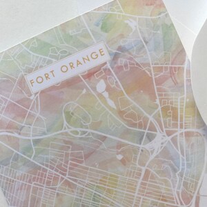 ALBANY Fort Orange Rainbow Pride Map Tarjeta de felicitación Ciudad Apodo Mapa Agente de bienes raíces Maestro en movimiento Regalo Penpal