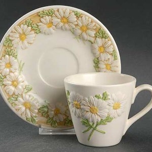 Set of Two METLOX Poppy Trail SCULPTURED DAISY Cups and Saucers