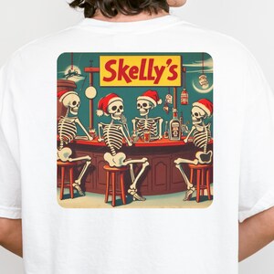 Skeleton Weihnachten Shirt: Skelly's Bar Urlaub Tee