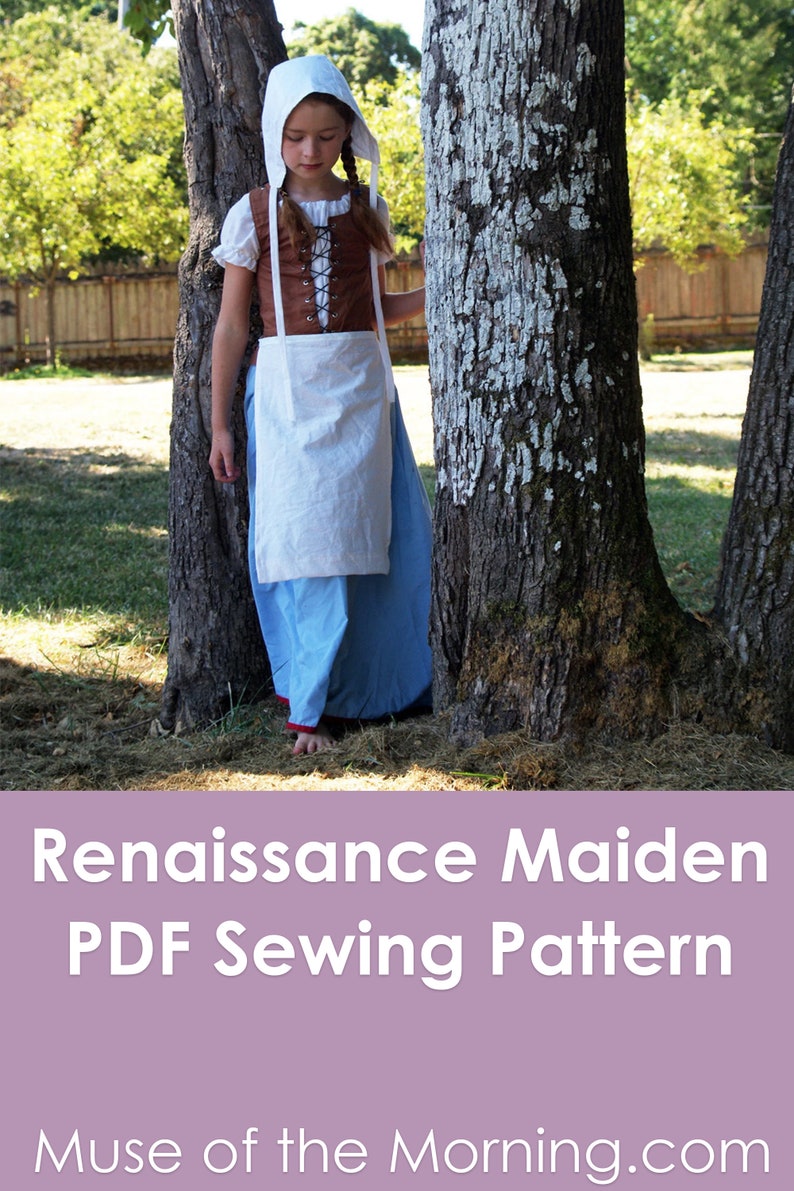 Op de afbeelding: Een jong persoon draagt een witte kap, een bruin korset, een witte schort en een blauwe rok en staat tussen twee bomen. De tekst "Renaissance Maiden PDF Sewing Pattern Muse of the Morning.com" wordt onder de afbeelding weergegeven.