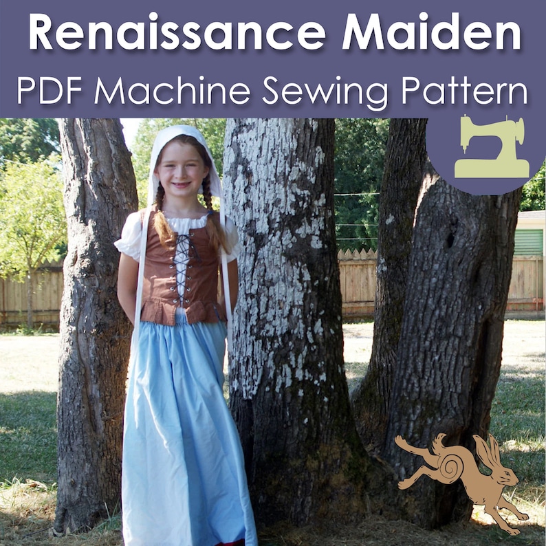 Op de afbeelding: Een jong meisje in een Renaissance-meisjeskostuum, staand tussen twee bomen. Ze draagt een witte muts, een bruin korset met een gespeld voorpand en een lichtblauwe rok. De tekst "Renaissance Maiden PDF Machine Sewing Pattern" staat bovenaan de afbeelding.