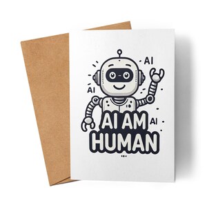 Könnte beinhalten: Eine weiße Grußkarte mit einer Cartoon-Roboter-Illustration und dem Text "AI AM HUMAN" in fetten, schwarzen Buchstaben. Der Roboter hat ein lächelndes Gesicht und winkt. Die Karte befindet sich in einem braunen Umschlag.