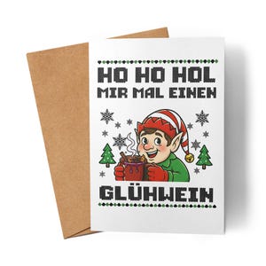 Op de afbeelding: Een kerstkaart met een elf die een mok warme drank vasthoudt. De kaart heeft de tekst "HO HO HOL MIR MAL EINEN GLÜHWEIN" in zwart en groen. De kaart wordt geleverd met een bruine envelop.