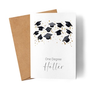 Könnte beinhalten: Abschlusskarte mit schwarzen Doktorhüten und goldenem Konfetti. Auf der Karte steht "One Degree Hotter". Ein brauner Umschlag ist links zu sehen. Eine Feier des akademischen Erfolgs.
