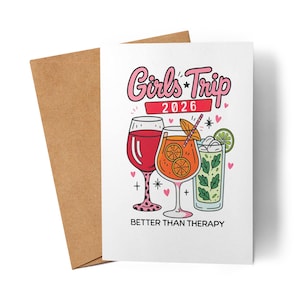 Könnte beinhalten: Eine weiße Grußkarte mit dem pinkfarbenen Text "Girls Trip 2026", die Illustrationen von drei Cocktails zeigt. Die Karte wird von einem braunen Umschlag begleitet. Der Satz "Better Than Therapy" ist unter den Cocktails aufgedruckt.