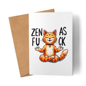 Könnte beinhalten: Eine Grußkarte mit einer Cartoon-Katze in Orange in einer Yoga-Pose, mit den Worten "ZEN FU AS CK" in Schwarz. Die Karte wird von einem braunen Umschlag begleitet.