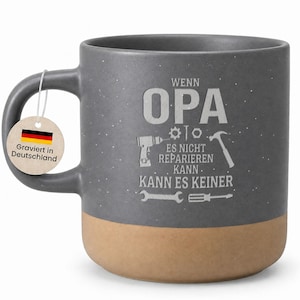 Könnte beinhalten: Graue Keramiktasse mit beigefarbenem Boden, mit dem deutschen Wort "OPA" und einer Werkzeuggrafik. Die Tasse trägt den Text "Wenn OPA es nicht reparieren kann, kann es keiner." Ein Anhänger mit der deutschen Flagge ist angebracht.