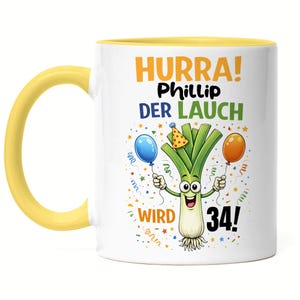 Könnte beinhalten: Weiße Keramiktasse mit gelbem Henkel und Innenraum. Die Tasse zeigt eine Cartoon-Lauch-Figur, die Luftballons hält und eine Partyhütchen trägt. Der Text auf der Tasse lautet "HURRA! Phillip DER LAUCH WIRD 34!" in Orange, Schwarz und Grün.