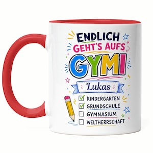 Könnte beinhalten: Eine weiße Keramik-Tasse mit rotem Henkel und rotem Innenraum. Auf der Vorderseite steht der bunte Text ENDLICH GEHT'S AUFS GYMI, der Name Lukas und eine Checkliste mit den Punkten Kindergarten, Grundschule, Gymnasium und Weltherrschaft.