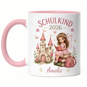 Könnte beinhalten: Ein weißer Keramikbecher mit rosa Henkel und Innenseite, bedruckt mit einem Schloss, einer lesenden Fee und einem Rucksack. Der Text lautet SCHULKIND 2026 und Amelie in rosa Schrift. Das Design zeigt zudem rosa Sterne, Blumen und kleine Schmetterlinge.