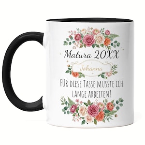 Könnte beinhalten: Weißer Keramikbecher mit schwarzem Henkel und Rand, verziert mit floralen Arrangements in Rosa, Pfirsich und Creme. Der Becher trägt den Text "Matura 20XX" und "Johanna" mit deutschem Text darunter.