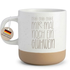 Könnte beinhalten: Weißer Keramikbecher mit gesprenkelter Oberfläche und beigefarbenem Boden. Der Becher trägt den deutschen Text "MIR MAL NOCH EIN GLÜHWEIN" und ein Etikett mit der deutschen Flagge. Ein tolles Geschenk.