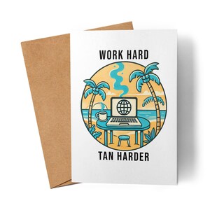 Könnte beinhalten: Grußkarte mit braunem Umschlag. Die Karte zeigt eine Strandszene mit Palmen, einem Laptop und dem Text "WORK HARD TAN HARDER" in Schwarz. Der Hintergrund ist ein gelber Kreis mit blauen Akzenten.