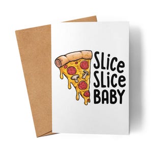 Könnte beinhalten: Weiße Grußkarte mit einer Illustration einer Cartoon-Pizzascheibe. Die Pizza hat Pepperoni- und Champignon-Beläge, mit dem Text "Slice Slice Baby" in Schwarz. Mit einem braunen Umschlag.