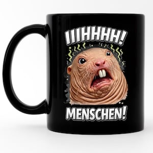 Könnte beinhalten: Schwarze Keramik-Tasse mit einer Grafik einer Nacktmull-Figur mit überraschtem Gesichtsausdruck und dem Text "IIHHH! MENSCHEN!" in Weiß. Die Tasse hat einen schwarzen Griff und eine glänzende Oberfläche.