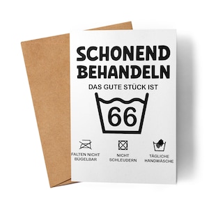 Könnte beinhalten: Eine weiße Grußkarte mit deutschem Text und Wäschezeichen, darunter "SCHONEND BEHANDELN" und "66" in einem Waschmaschinensymbol. Die Karte wird von einem braunen Umschlag begleitet.