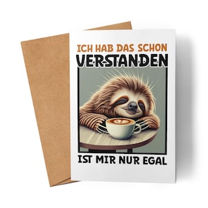 Könnte beinhalten: Eine Grußkarte mit einem Cartoon-Faultier und einer Kaffeetasse. Das Faultier ist braun und entspannt. Der deutsche Text "ICH HAB DAS SCHON VERSTANDEN IST MIR NUR EGAL" ist in Schwarz und Orange. Mit einem braunen Umschlag.