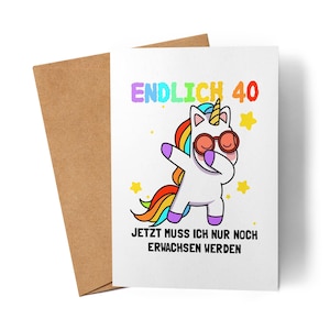 Peut inclure: Une carte de vœux blanche avec une licorne de dessin animé portant des lunettes de soleil et faisant un dab. La carte porte le texte "ENDLICH 40" en couleurs arc-en-ciel et "JETZT MUSS ICH NUR NOCH ERWACHSEN WERDEN". Une enveloppe marron est derrière la carte.