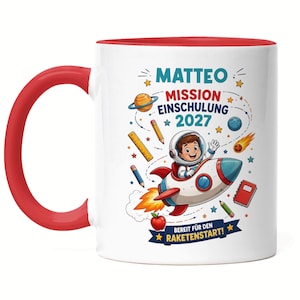 Könnte beinhalten: Eine weiße Keramiktasse mit rotem Henkel und rotem Innenraum, bedruckt mit einem Astronauten in einer Rakete, umgeben von Schulutensilien, Planeten und dem Text MATTEO MISSION EINSCHULUNG 2027 sowie BEREIT FÜR DEN RAKETENSTART auf weißem Grund.