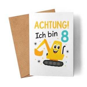 Peut inclure: Carte d'anniversaire avec une illustration d'une excavatrice jaune et le texte "ACHTUNG! Ich bin 8". La carte a un fond blanc et est accompagnée d'une enveloppe marron. L'excavatrice a un visage souriant.