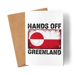 Könnte beinhalten: Eine weiße Grußkarte mit dem Text "HANDS OFF GREENLAND" in Schwarz, mit einem verwitterten grönländischen Flaggen-Design in Rot und Weiß. Die Karte wird mit einem braunen Umschlag geliefert.
