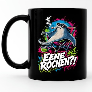 Könnte beinhalten: Ein schwarzer Keramikbecher mit einer Grafik eines Rochen, der eine Sonnenbrille trägt, in einem Klappstuhl sitzt und eine Zigarre raucht. Das Design enthält eine kleine Dose, leuchtende Neon-Farbspritzer und den weißen Text EENE ROCHEN?! unten.