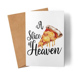 Könnte beinhalten: Eine weiße Grußkarte mit dem Text "A Slice of Heaven" und einer Aquarellillustration eines Pizzastücks. Die Karte wird von einem braunen Umschlag begleitet, ideal zum Versenden einer Nachricht.
