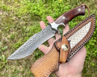 Cuchillo artesanal martillado hoja de acero damasco funda serpiente colección personalizada