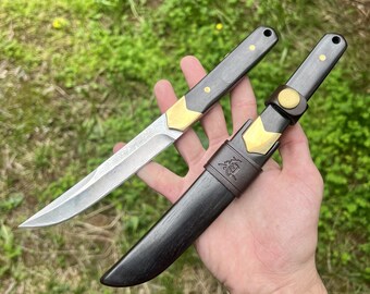 Handgefertigtes Messer mit Klinge aus rostfreiem Damaststahl und Holzetui im japanischen Stil
